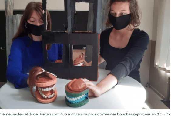Deux comédiennes avec un masque chirurgical manipule des empreintes dentaires comme des marionnettes